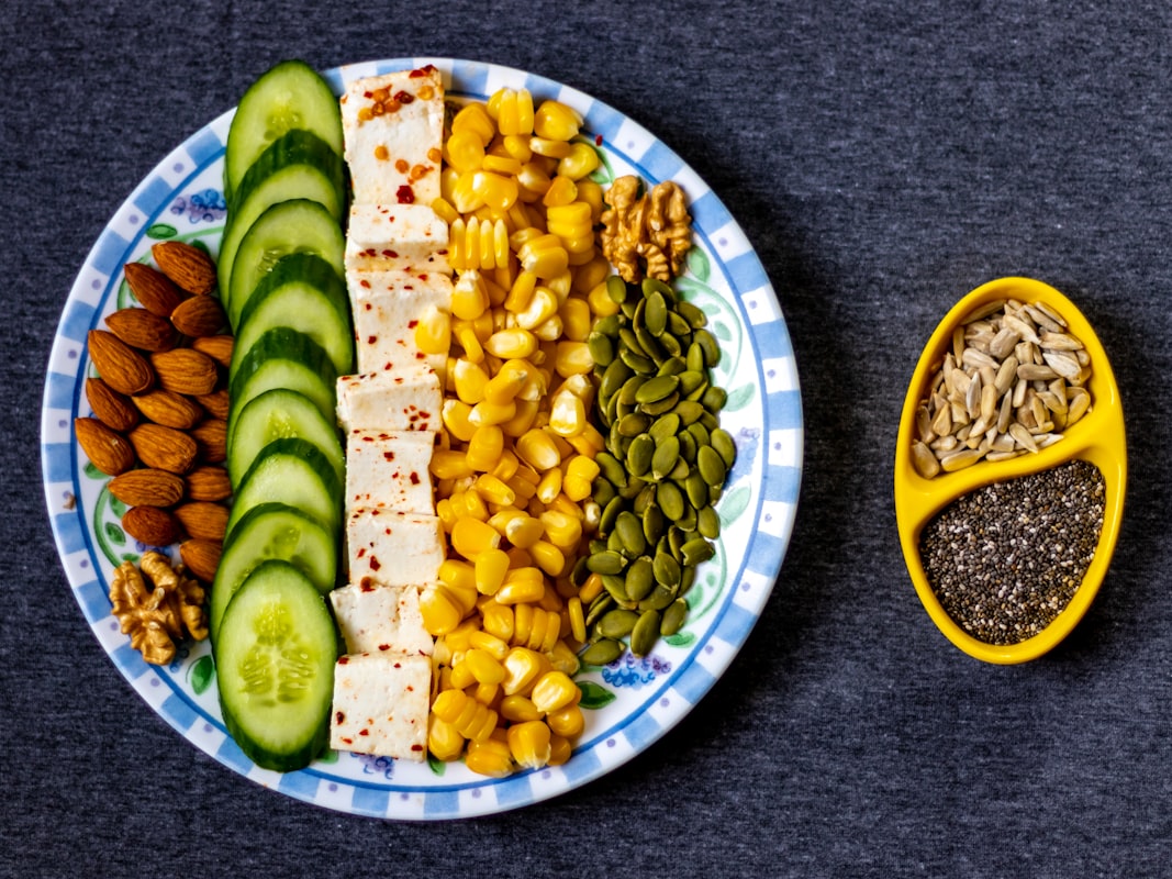 Femme préparant un repas équilibré
